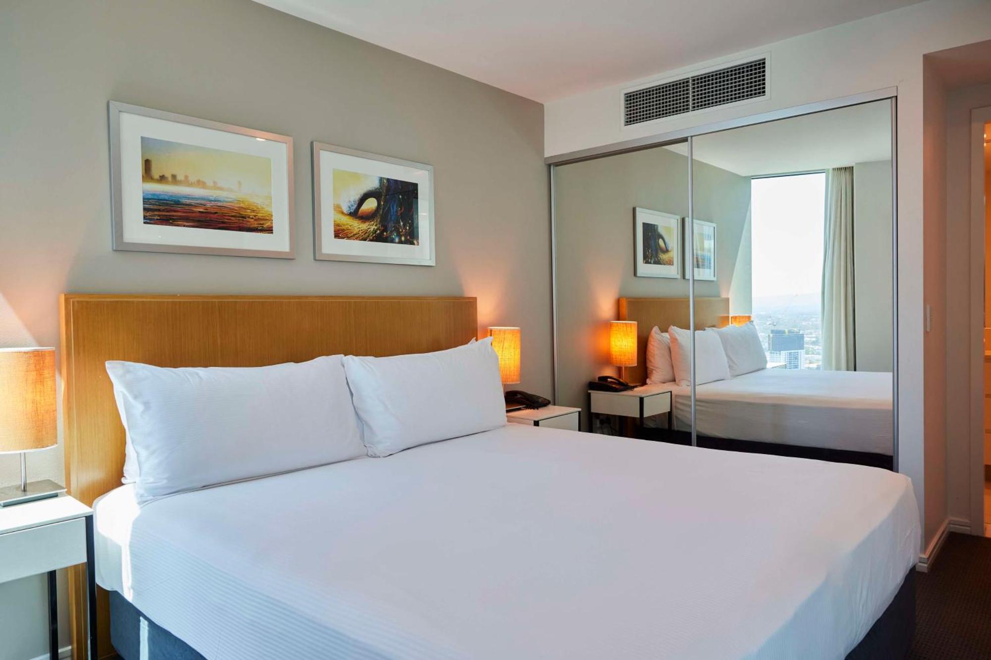 Hilton Surfers Paradise & Residences Resort 5*