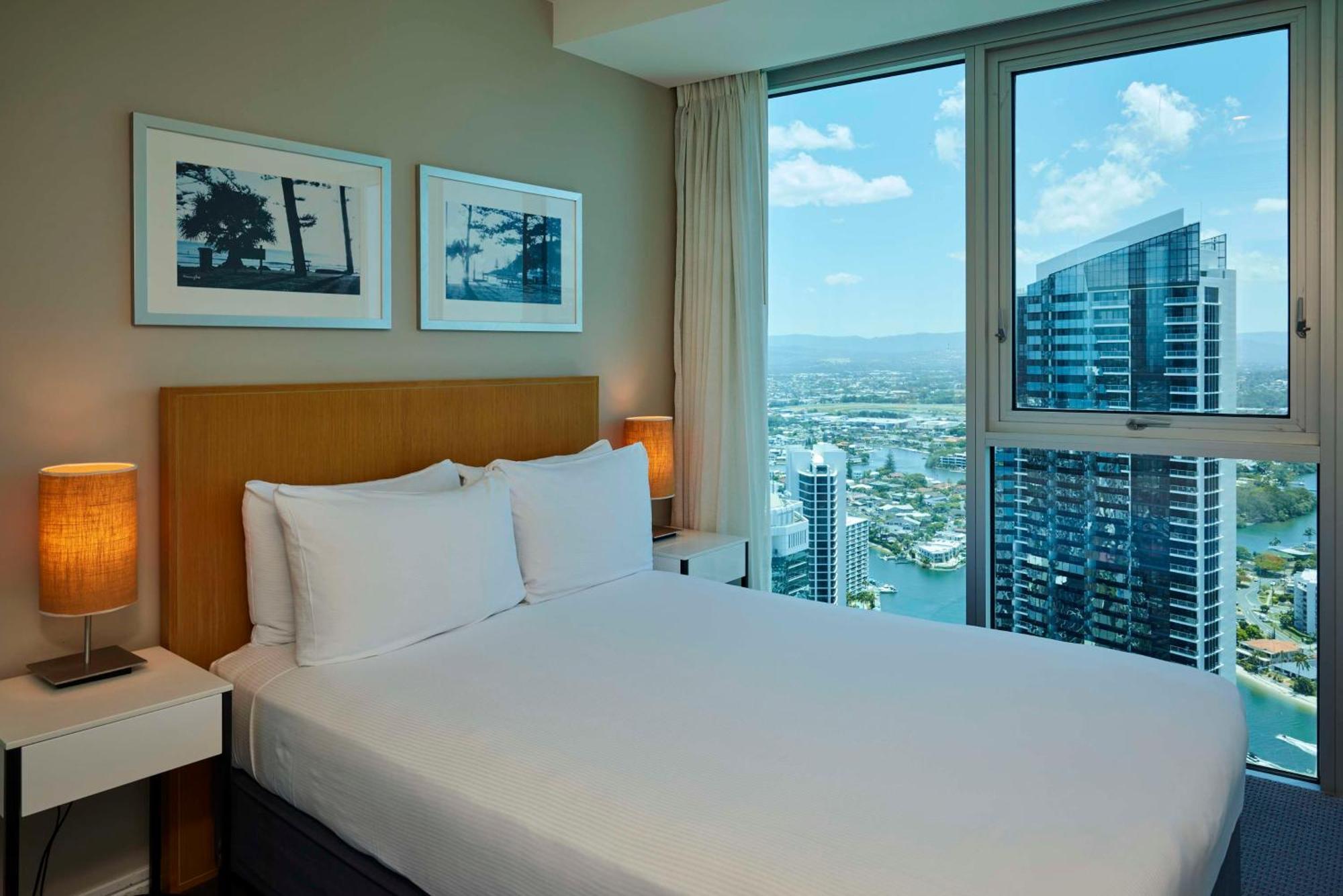 Hilton Surfers Paradise & Residences 5*